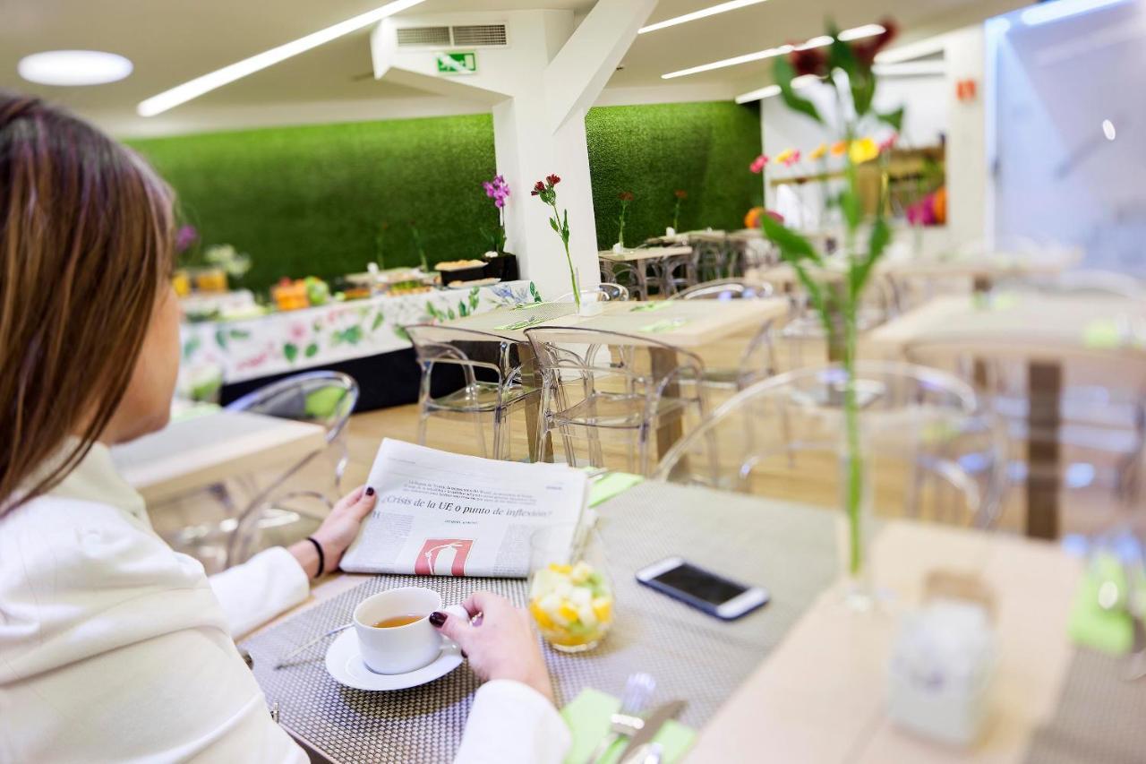Apartosuites Jardines De Sabatini Madrid Exteriör bild