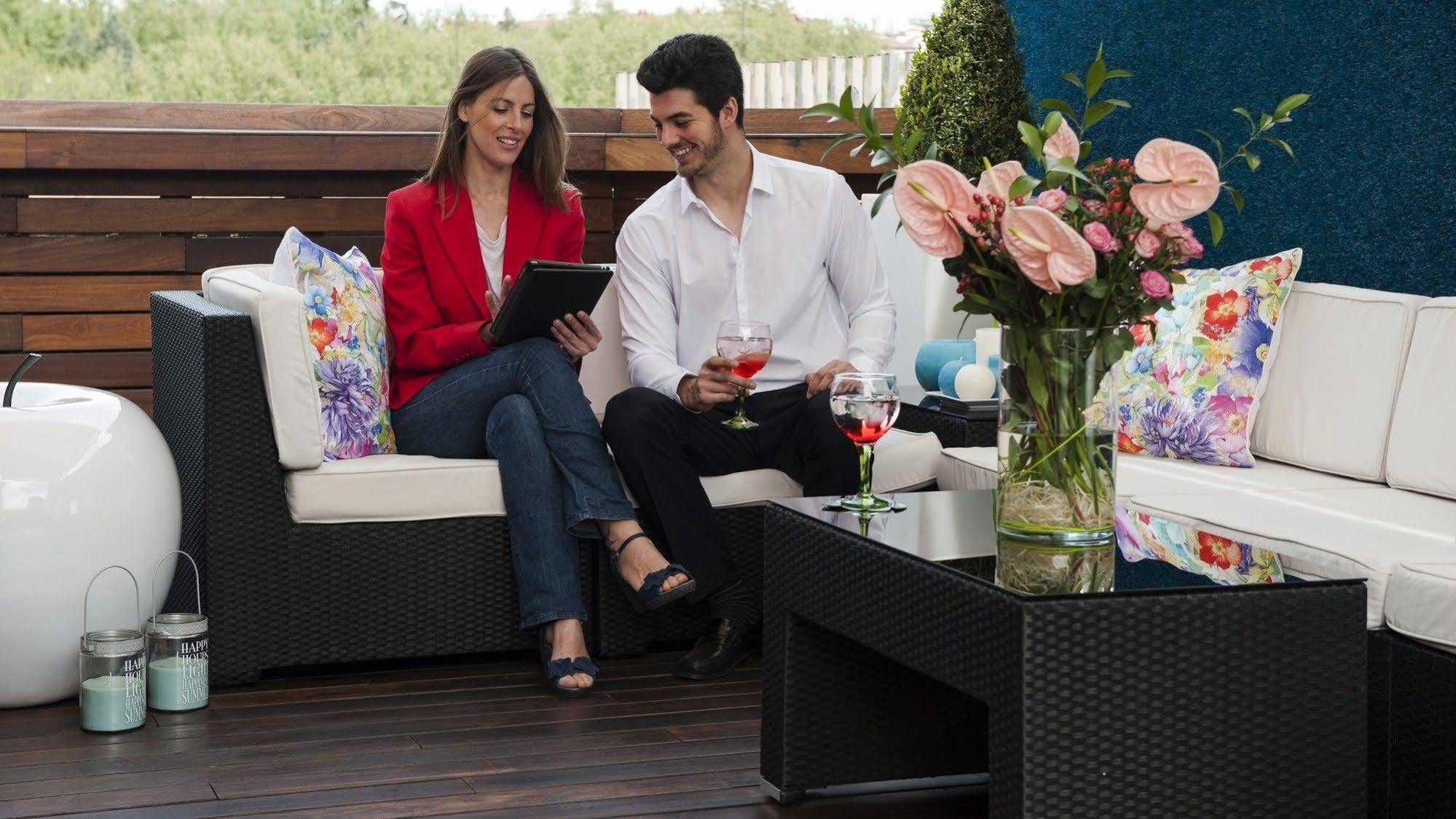 Apartosuites Jardines De Sabatini Madrid Exteriör bild