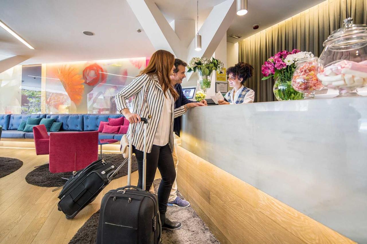 Apartosuites Jardines De Sabatini Madrid Exteriör bild